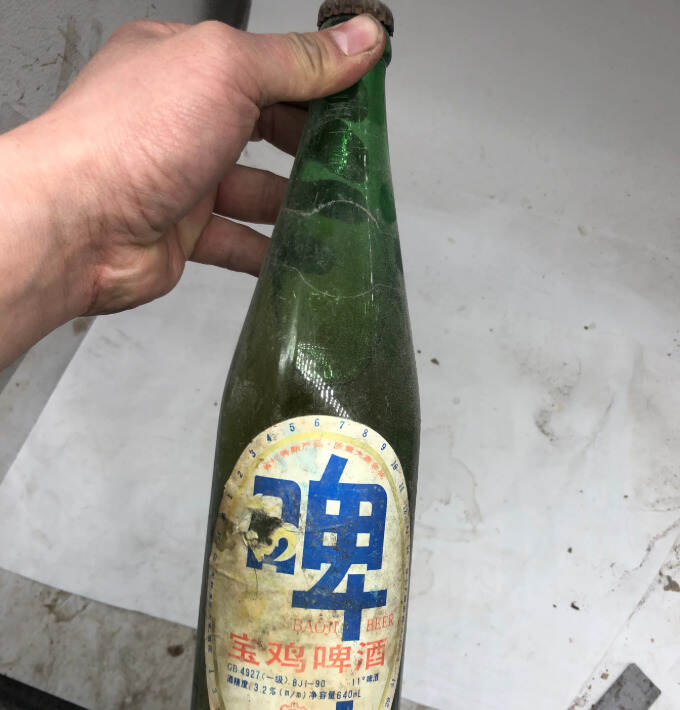 网友从床底下找出一瓶已故爷爷存的啤酒，能喝不？行家：看情况