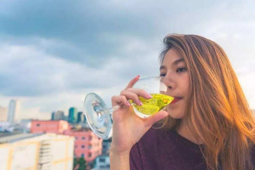 1杯红酒=1次美容！女性每天喝一点，年轻漂亮18岁