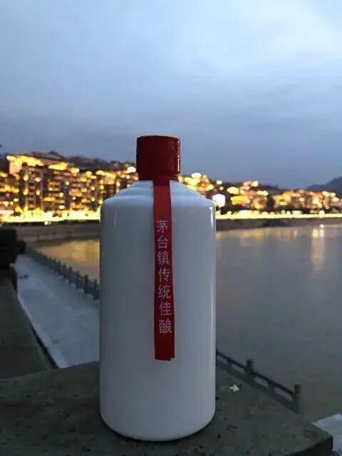 酱香酒为什么选择白瓷瓶