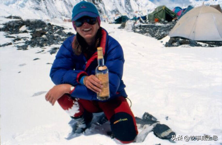 珠峰登顶的最早庆功酒，究竟是哪支？