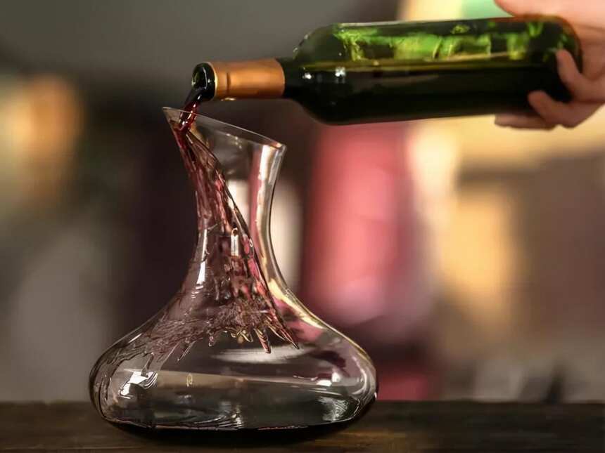 为什么很多人喝红酒前都喜欢摇一摇杯