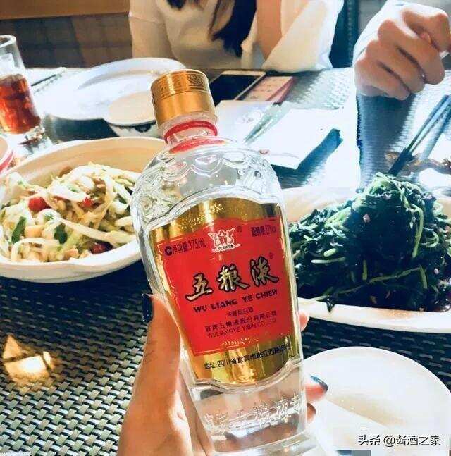 为什么五粮液可以用透明玻璃瓶，而茅台酒不行？