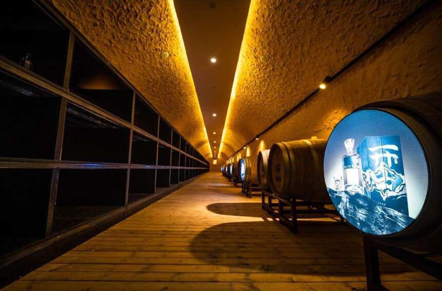 开山牵手故宫酒文化、保利、国拍三大顶级IP，登顶新派高端白酒