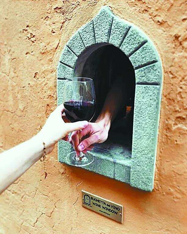 在古老的墙壁上凿一个窗口，竟然是为了卖葡萄酒？