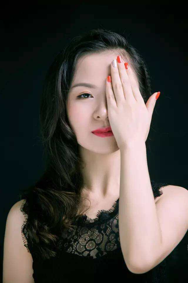 中国大陆首位斩获WSET 4级证书的90后美女，她是刘溪！