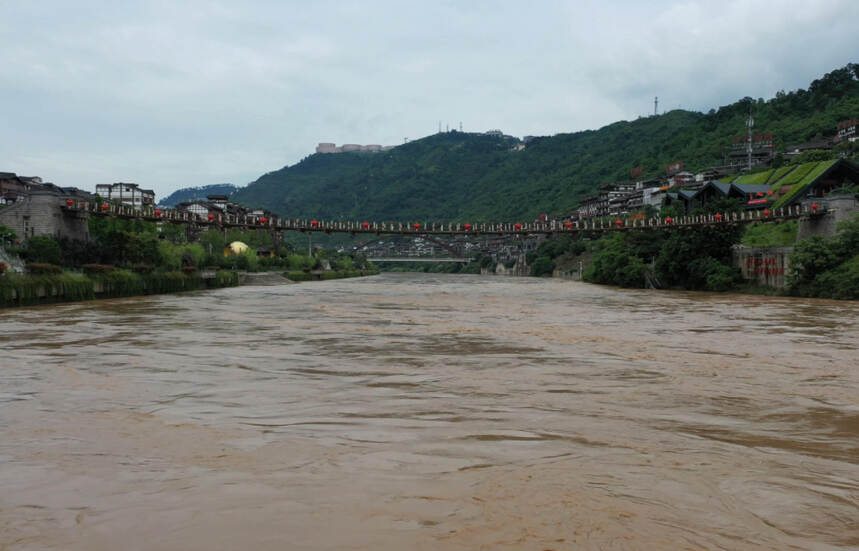 “水为酒之血”，名酒都在用什么水呢？今天带你看个够