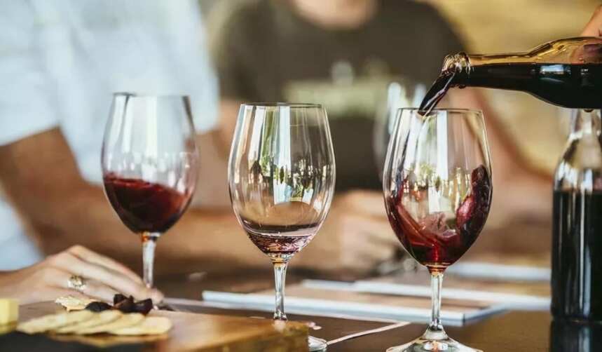 为什么很多人喝红酒前都喜欢摇一摇杯