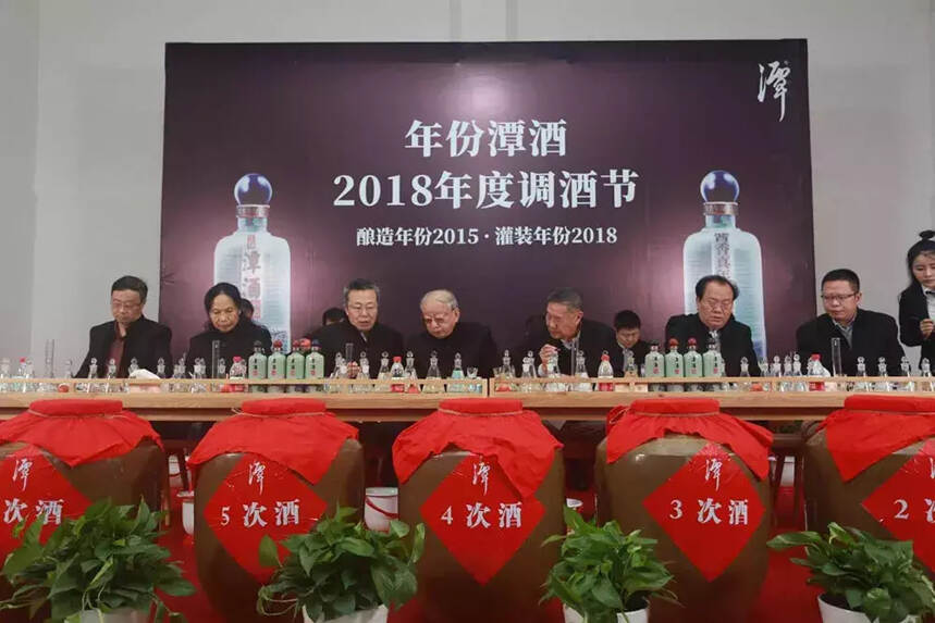 12位专家齐聚潭酒调酒节，年份酒标准有了新定义？