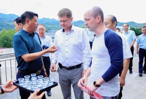 白俄罗斯驻华大使一行莅临甘肃红川酒业有限责任公司参观考察