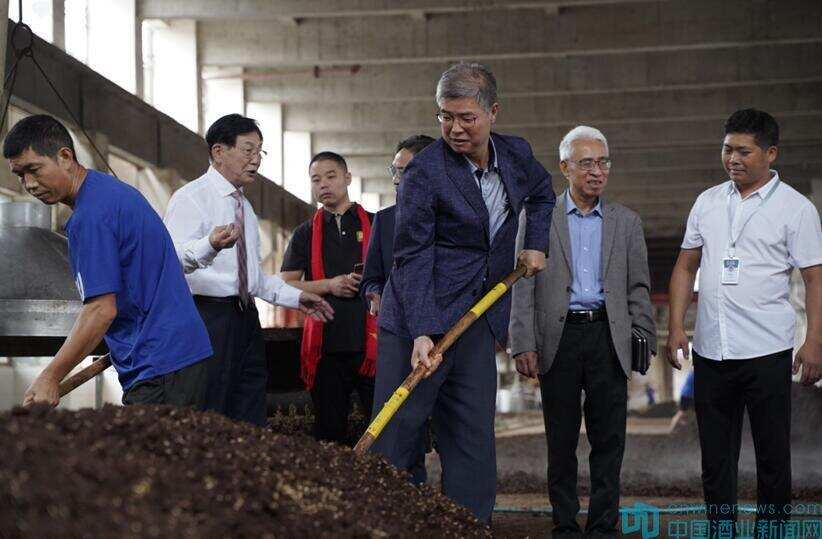 “中国国际友好文化节——五国驻华使节走进贵州国威酒业”活动举行