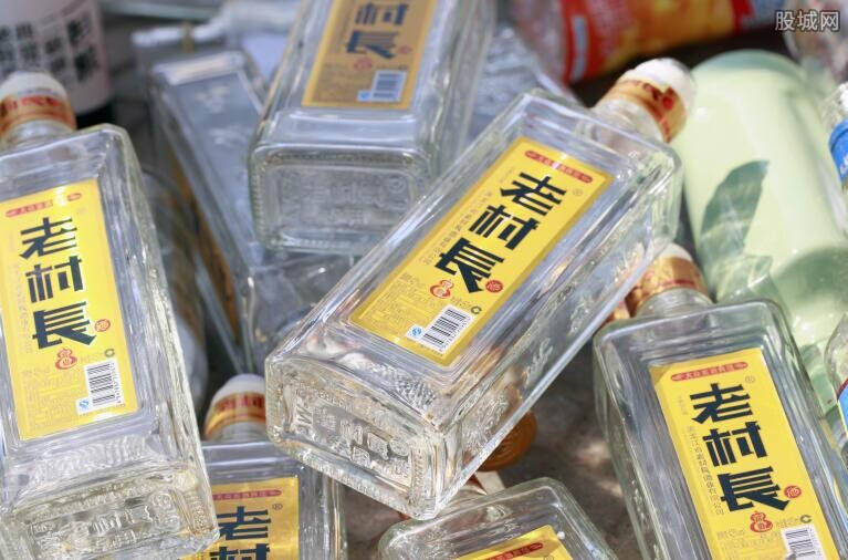 曾经干翻了中国九大名酒，光瓶界“东北王”老村长，到底有多强？