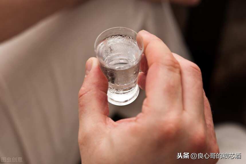 白酒都会喝，你会品吗？怎么判断是不是粮食酒？