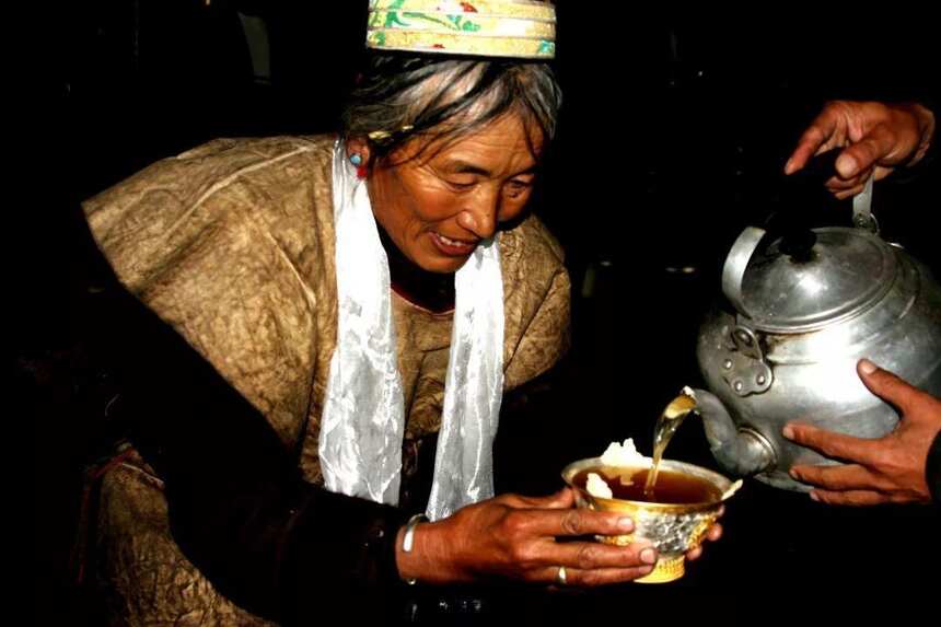 在西藏喝酒，讲究“三口一杯”，只要记住这些规矩，就不怕被灌醉
