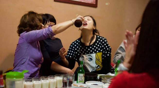 韩剧可以没吻戏，但不能没酒局！原来韩国女生才是亚洲酒量女王？
