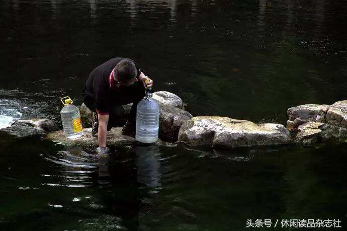 看济南妹子，品甘甜可口的趵突泉水