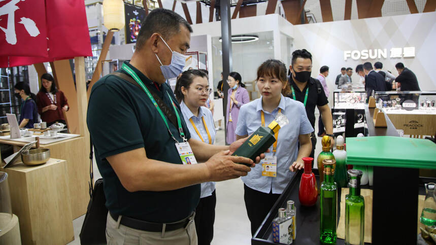 金徽酒全明星产品在首届中国国际消费品博览会大放异彩