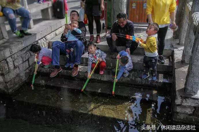 看济南妹子，品甘甜可口的趵突泉水