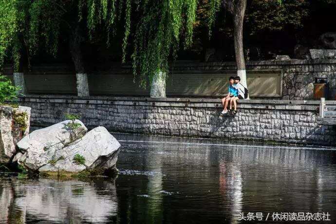 看济南妹子，品甘甜可口的趵突泉水