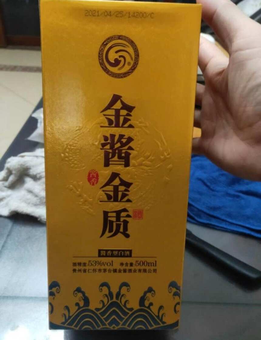 女婿拿这些“便宜酒”招待岳父，岳母全程黑脸，岳父：她不懂