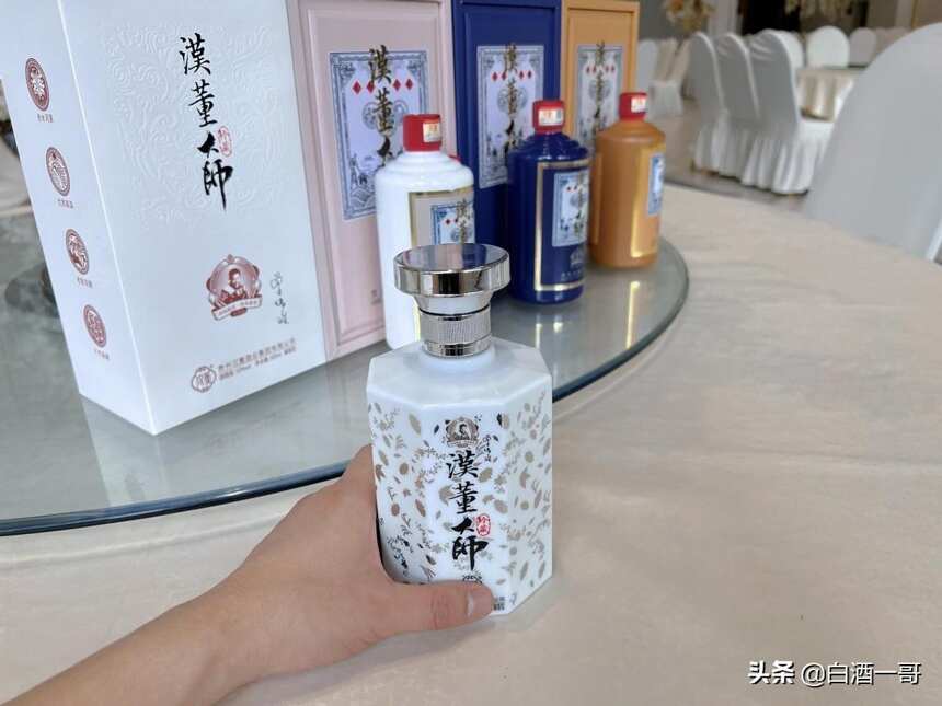 山东65岁一大爷，家藏万瓶茅台酒引热议，网友：还缺儿子吗？