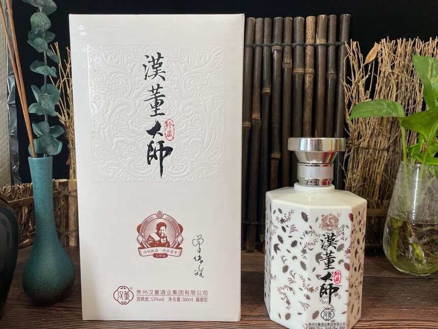 女婿拿这些“便宜酒”招待岳父，岳母全程黑脸，岳父：她不懂