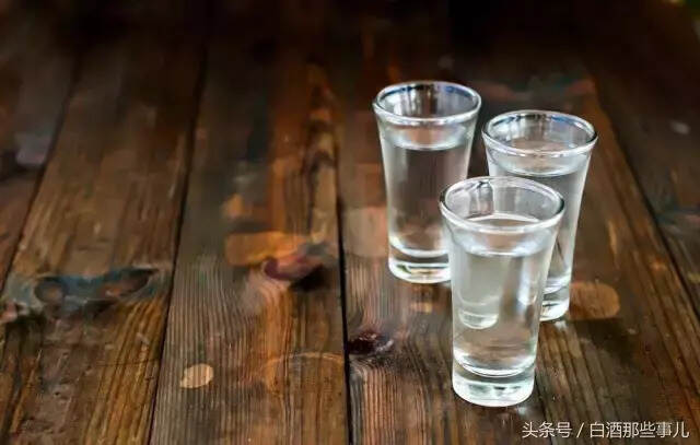 夏天到了，我们该怎么喝白酒？