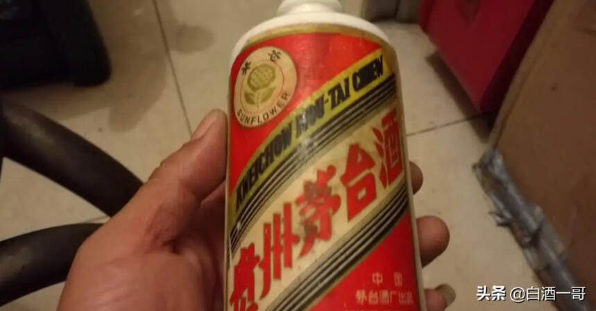 北京72岁捡破烂大爷，家中3瓶“葵花茅台”走红，网友：深藏不露