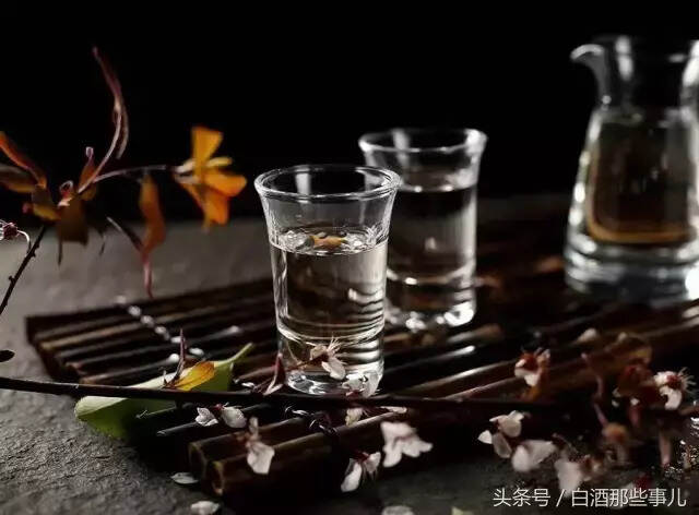 夏天到了，我们该怎么喝白酒？