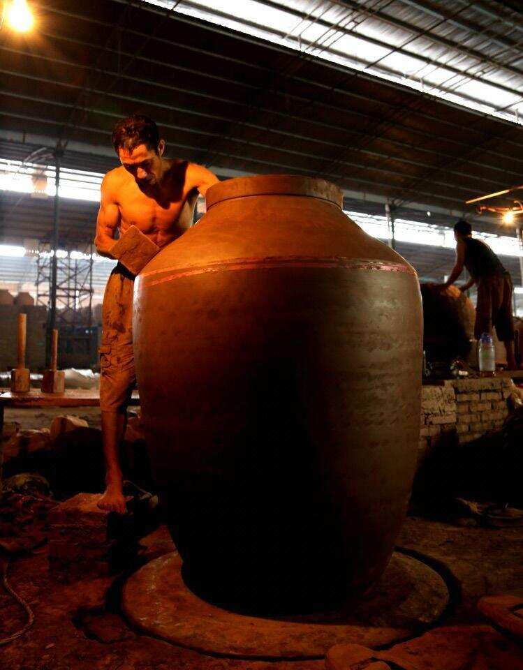 酒厂储酒为何都选用陶制酒缸？酒缸是如何制作出来的？