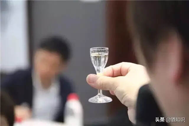 喝白酒，为什么要用小杯？