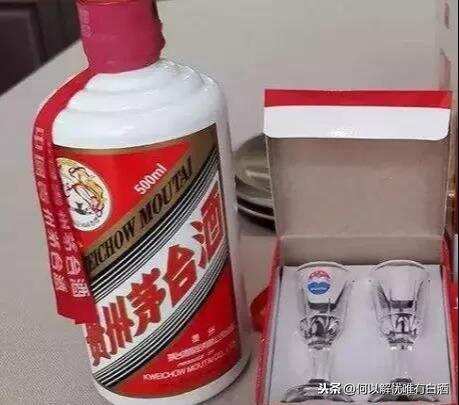 为什么喝酱香酒要用小杯？酒包装里的小酒杯隐藏了什么奥秘？