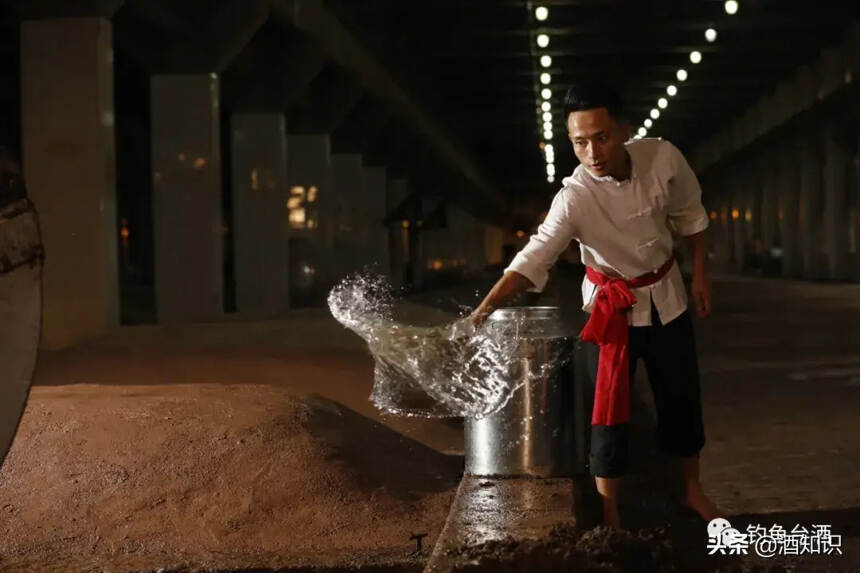 “看花摘酒、掐头去尾”致敬传统工艺