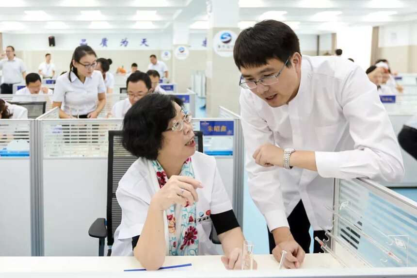 太羡慕了！舒婷夫妇参加苏酒头排酒活动现场撒“狗粮”