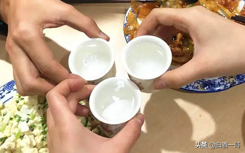 与人喝酒，为何一定要先“碰杯”？行家直言：其中隐含3个用意