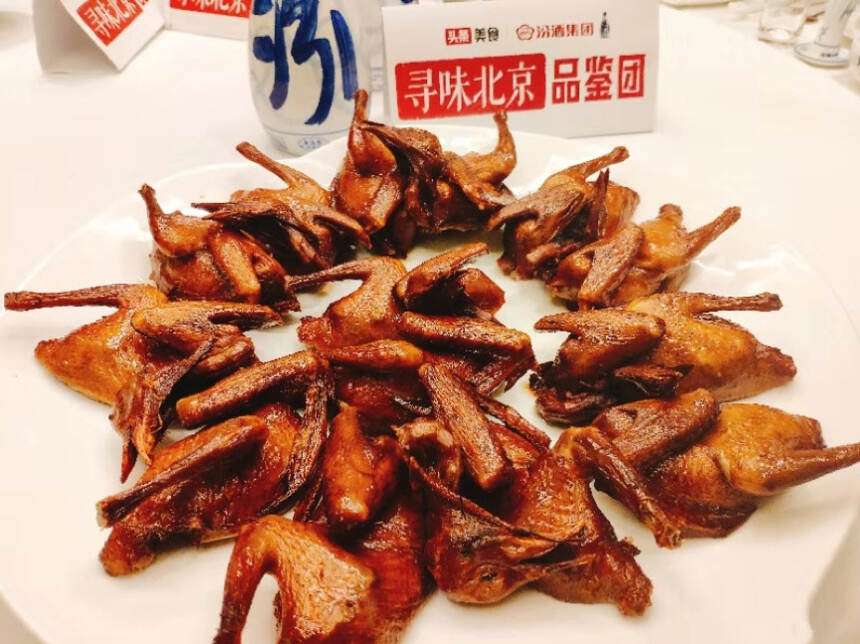 匠心打造的品质汾酒，能融合不同的美食味道，在舌尖上回味