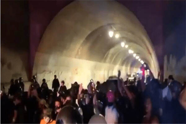 丧心病狂！美警察隧道内堵截示威者，连开几枪，民众吓得苦苦哀求