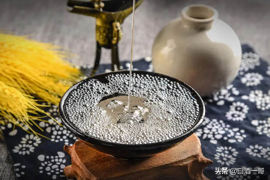 与人喝酒，为何一定要先“碰杯”？行家直言：其中隐含3个用意