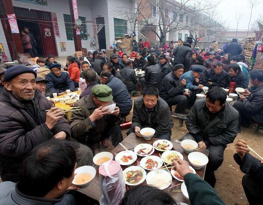 中秋回家，聊天找老人，吃酒席也要找老人，年轻人咋了