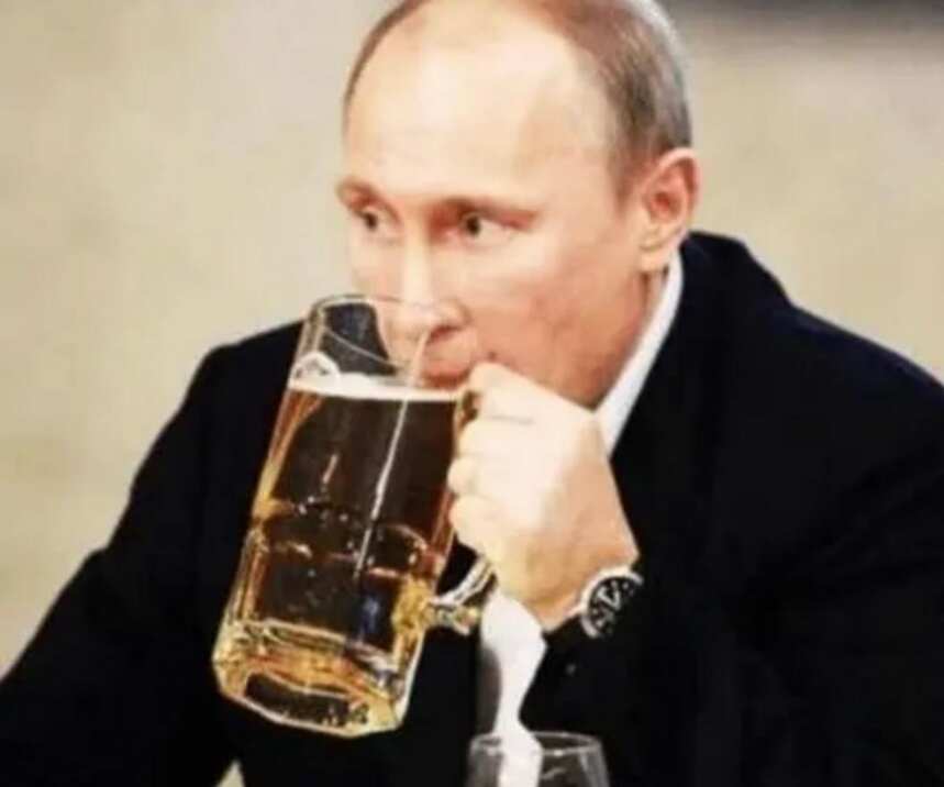 俄罗斯人喝酒有个小动作，喝酒前先吹一口气，为什么？