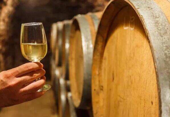 葡萄酒橡木桶的作用，增添风味物质并提高葡萄酒的质地和口感