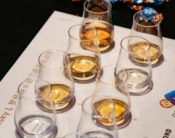 罗曼湖威士忌和江小白的关系，被高瓴资本收购挂在江小白旗下