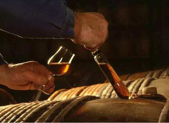 干邑是什么意思，是法国干邑产区的葡萄蒸馏酒也是最好的白兰地