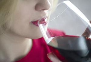 喝酒减肥是真的吗？喝白葡萄酒还是红葡萄酒？