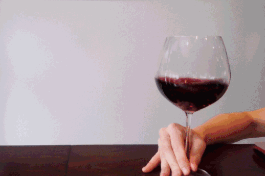 小白必看，喝葡萄酒时如何优雅地摇杯？
