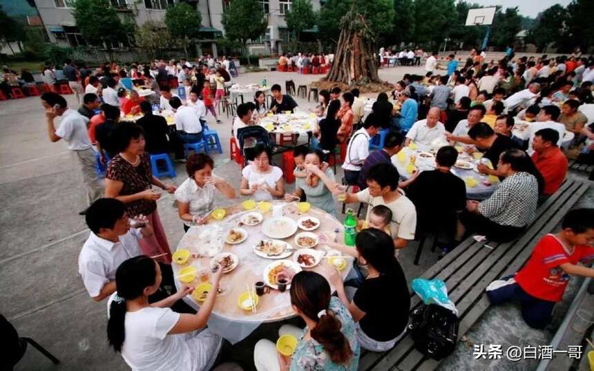 内蒙古人真地道，宴客用这4道经典菜配上美酒，谁来谁满意