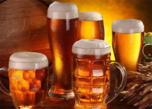 长期过量饮啤酒的危害(五种疾病拒绝你过量饮用啤酒)