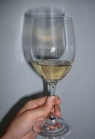 喝葡萄酒时该如何正确持杯?
