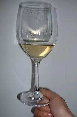 喝葡萄酒时该如何正确持杯?