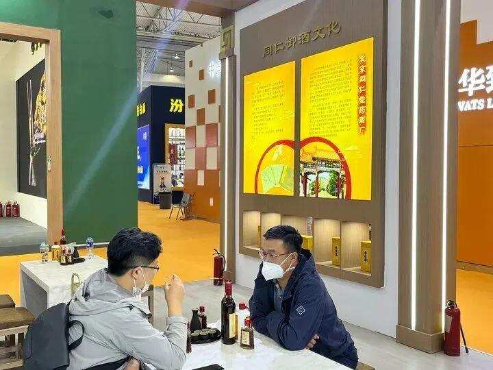 把体验馆开进糖酒会，同仁堂“双品齐发”抢位露酒蓝海？