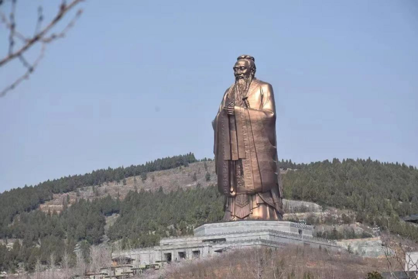 山东一老板给父亲过寿，酒席结束却将茅台酒瓶都打碎，有何深意